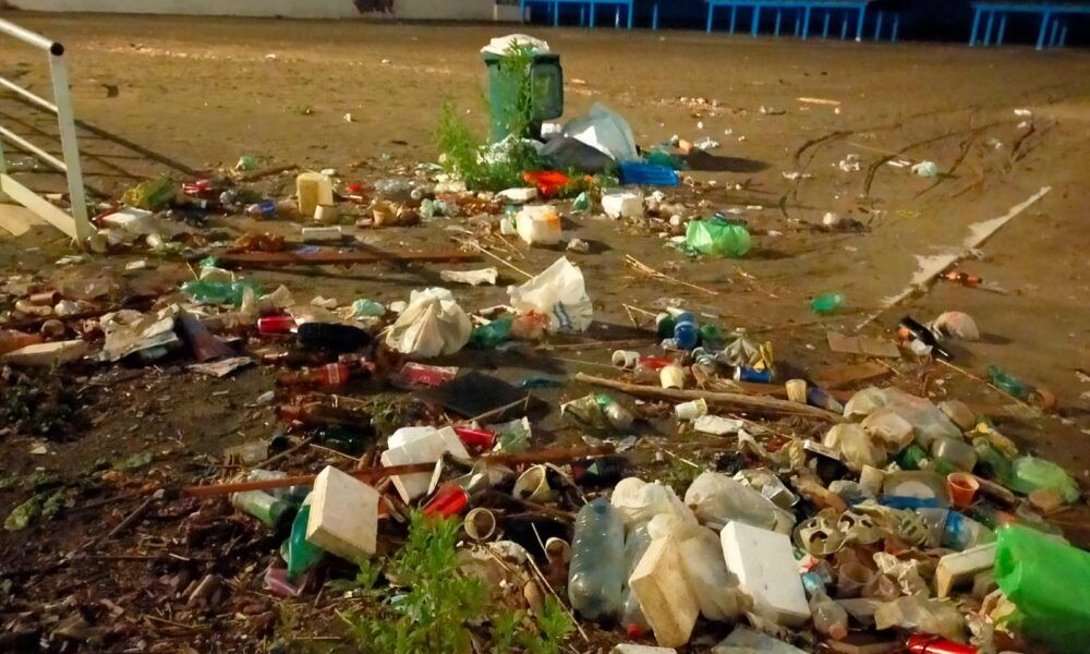 Spiaggia ostia rifiuti