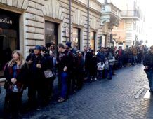 Fila al Pastificio Guerra per avere la pasta gratis il giorno della Vigilia