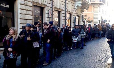 Fila al Pastificio Guerra per avere la pasta gratis il giorno della Vigilia