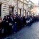 Fila al Pastificio Guerra per avere la pasta gratis il giorno della Vigilia