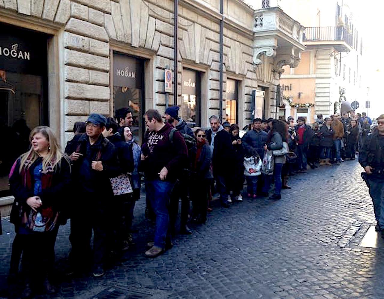 Fila al Pastificio Guerra per avere la pasta gratis il giorno della Vigilia