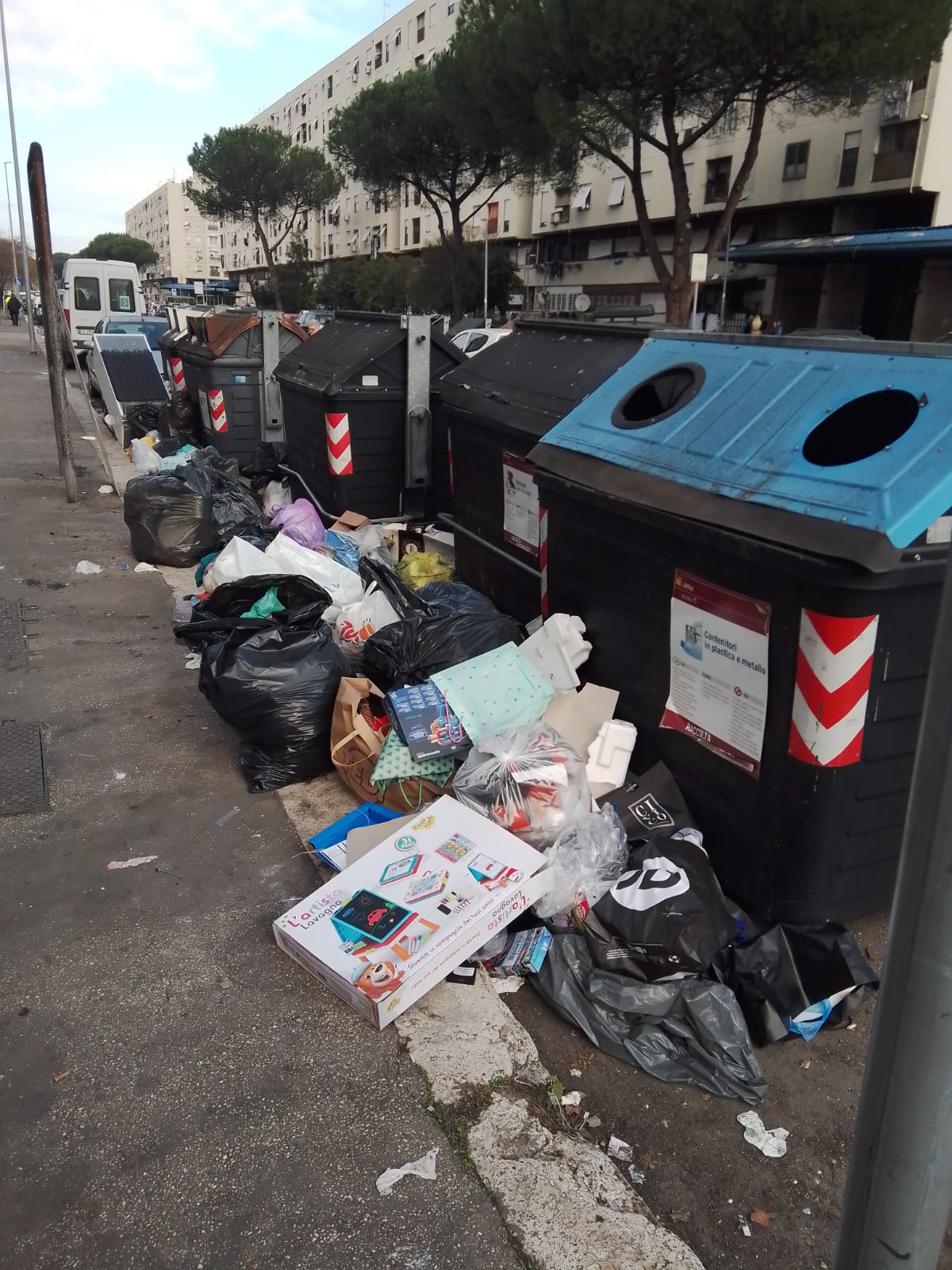rifiuti in strada a Tor Bella Monaca