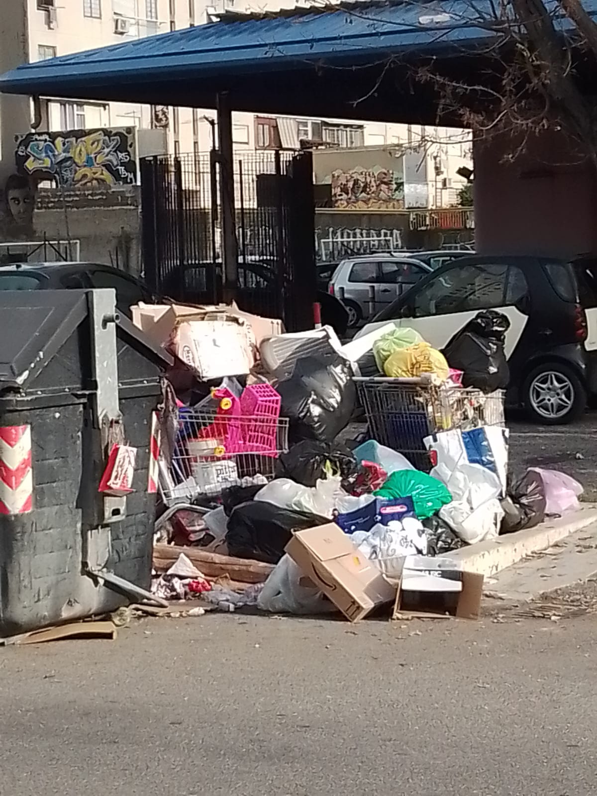 rifiuti in strada a Tor Bella Monaca