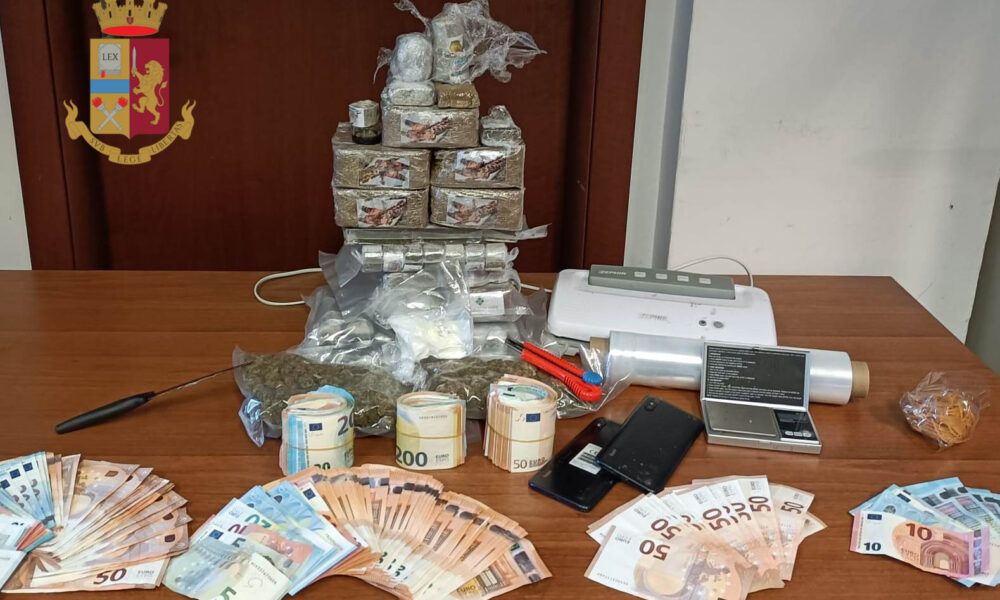 La droga e il denaro sequestrato dalla Polizia a Torrevecchia
