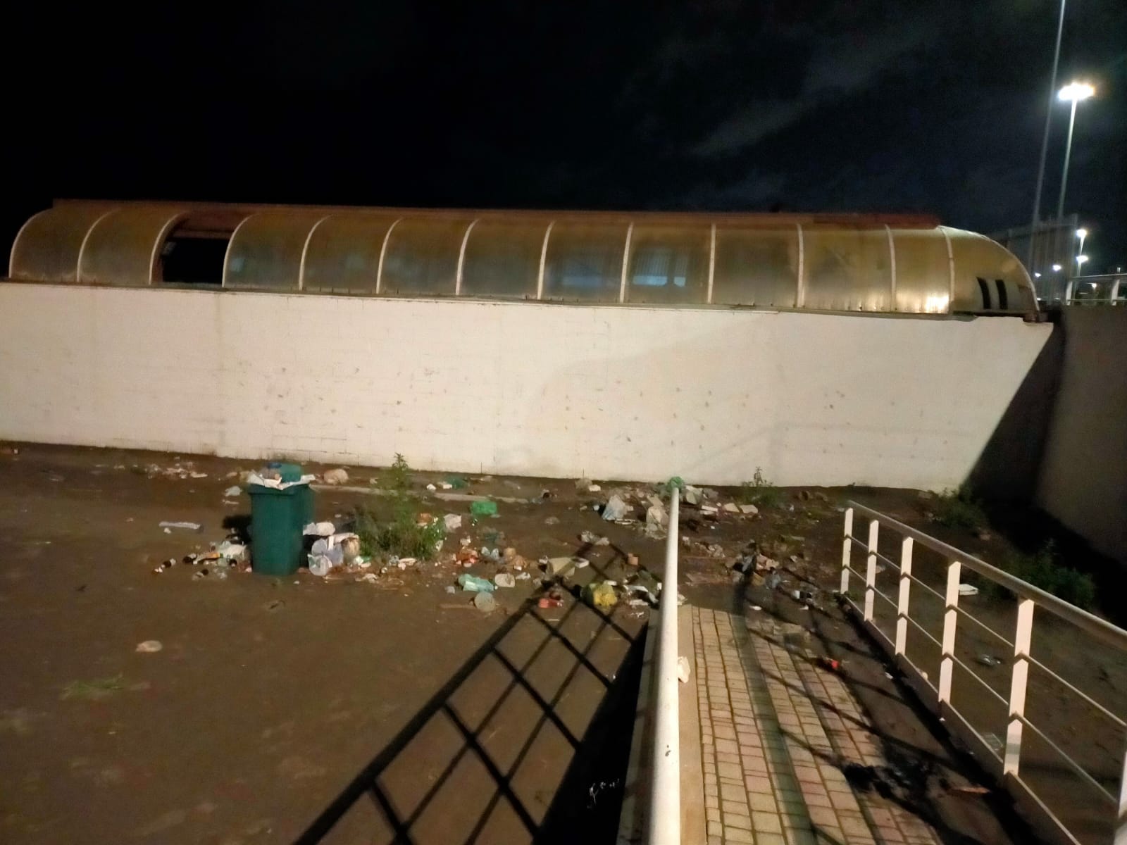 Spiaggia ostia rifiuti