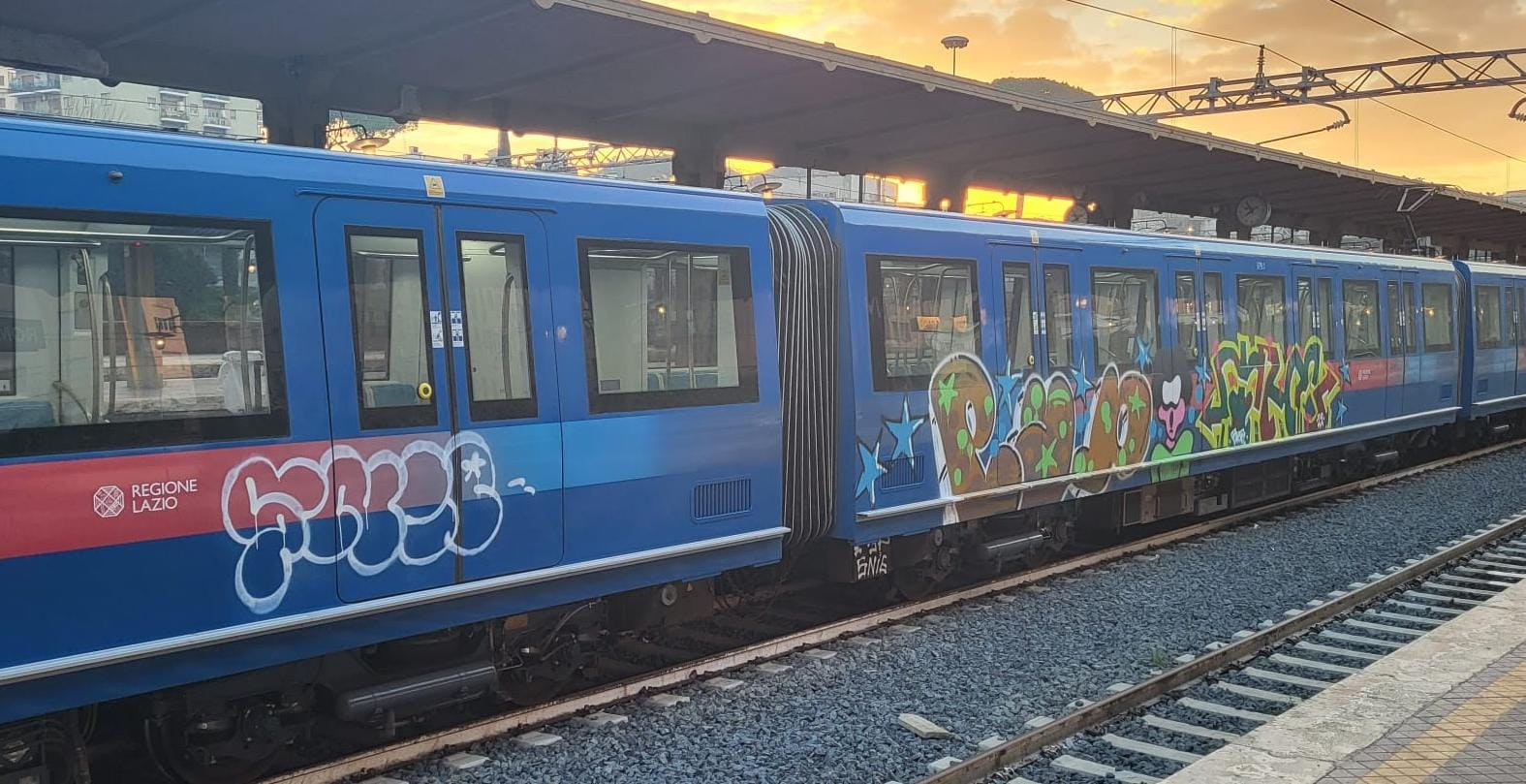 Roma, vandalizzato un treno della Metromare nella notte
