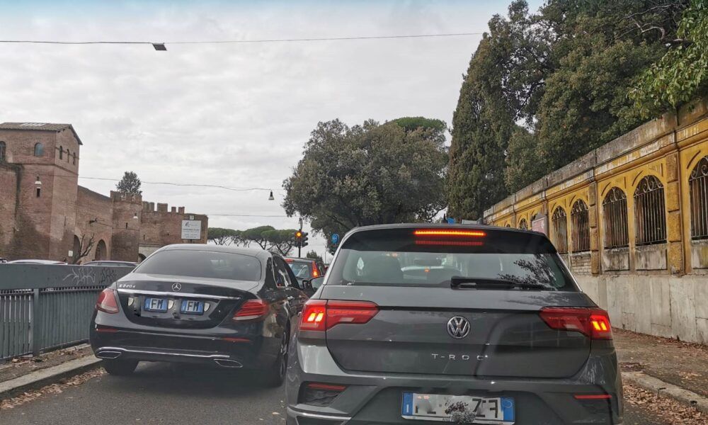 Roma, Immacolata e primi eventi natalizi: caos e traffico in tilt Roma, Immacolata e primi eventi natalizi: caos e traffico in tilt