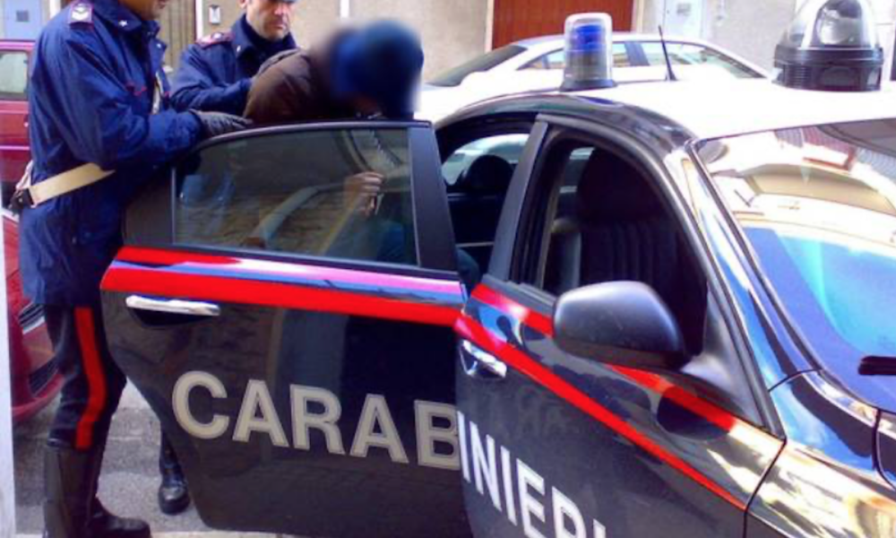 Telefonate continue il cui scopo era sempre lo stesso: ottenere i soldi per comperare la droga. 38enne arrestato dai carabinieri