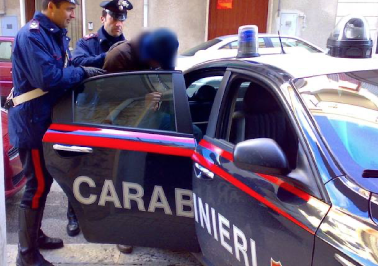 Telefonate continue il cui scopo era sempre lo stesso: ottenere i soldi per comperare la droga. 38enne arrestato dai carabinieri