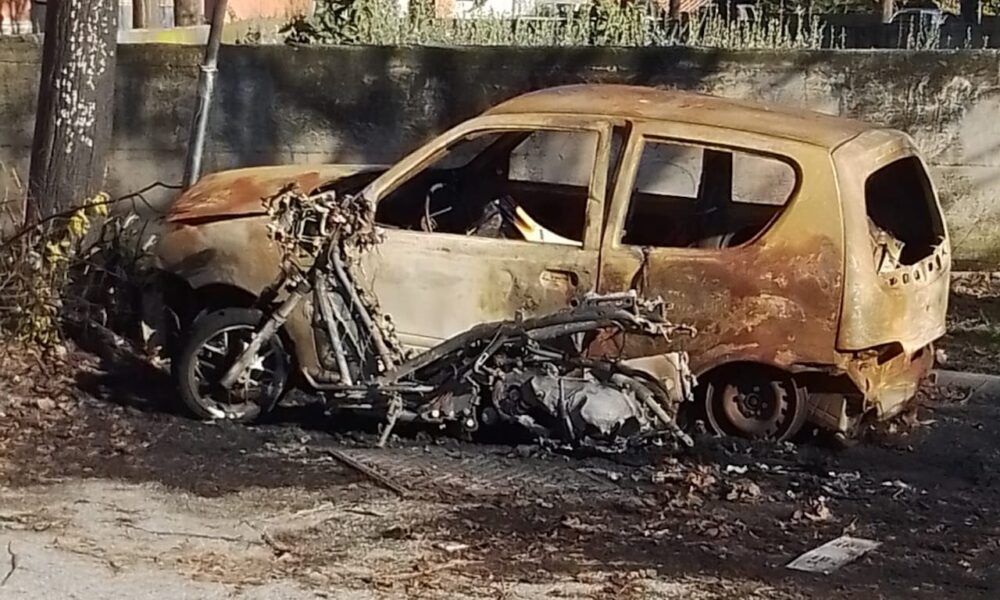 auto cannibalizzate e bruciate nel VI Municipio di Roma