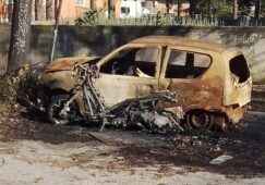 auto cannibalizzate e bruciate nel VI Municipio di Roma