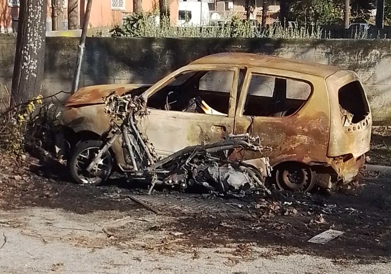 auto cannibalizzate e bruciate nel VI Municipio di Roma