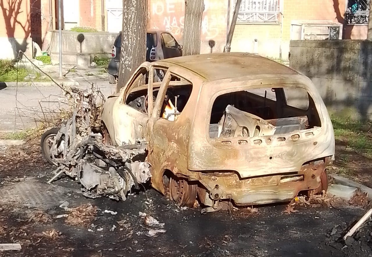 auto cannibalizzate e bruciate nel VI Municipio di Roma