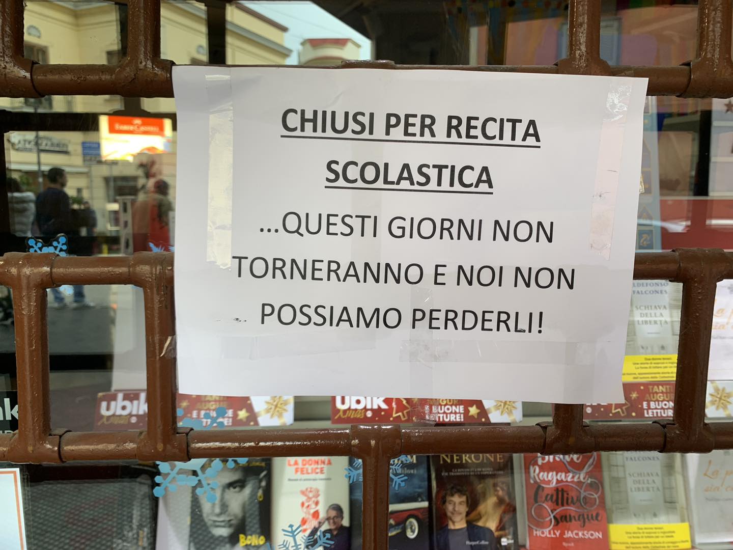 negozio chiuso per recita di Natale