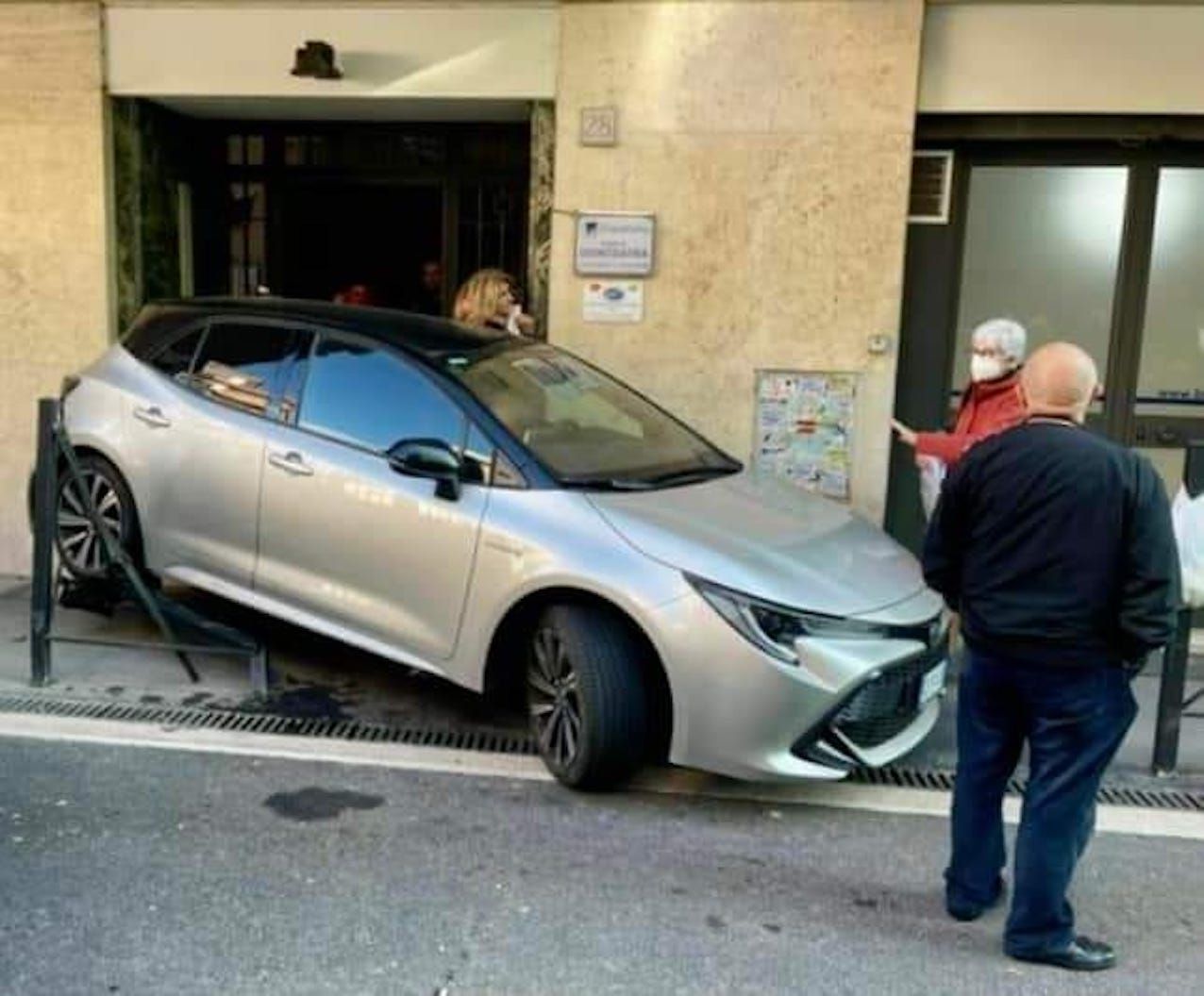 Balduina, signora entra con l'auto in un palazzo