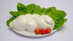 Per via degli aumenti sul latte, la produzione della mozzarella di bufala è in crisi, l'allarme della associazioni.