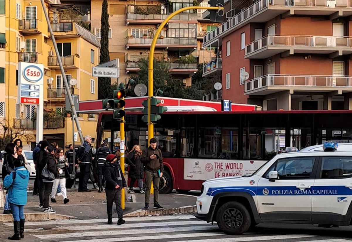 bus atac contro palo battistini