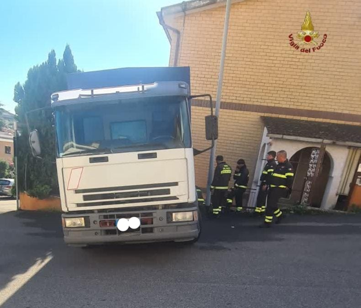 camion contro palazzina