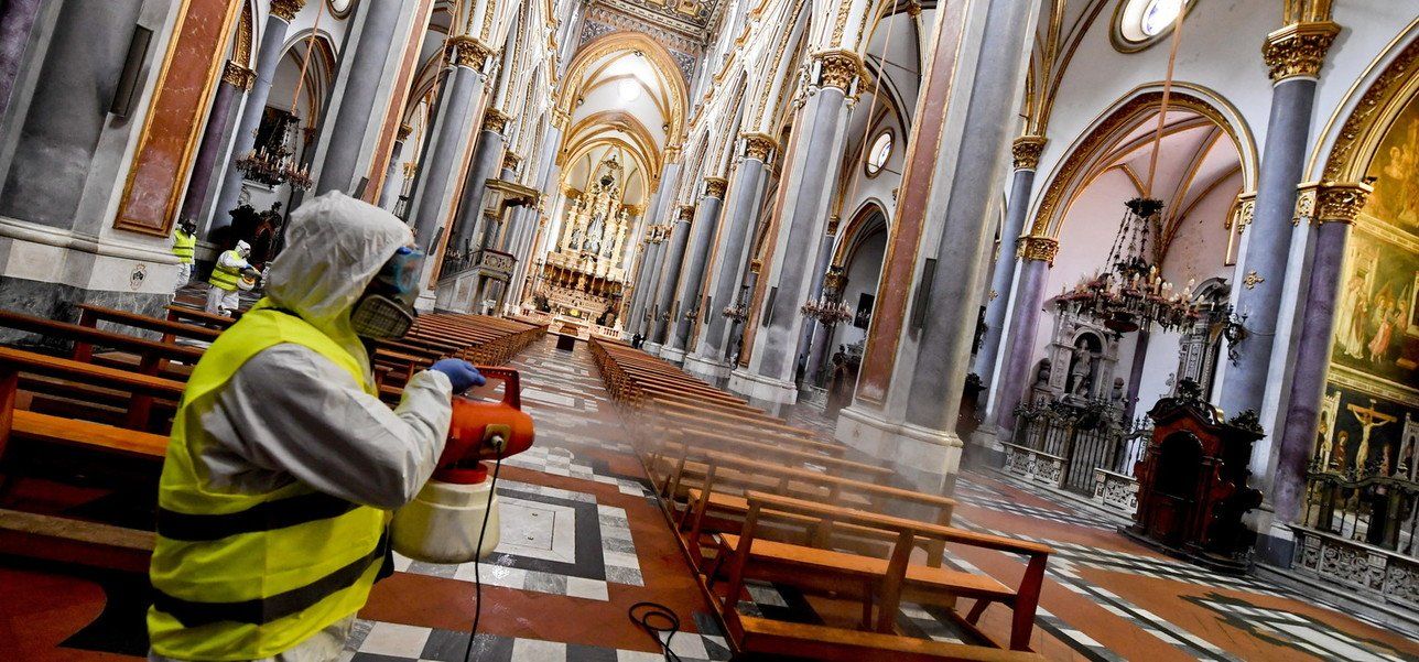 dà di matto in chiesa, basilica santa maria degli angeli