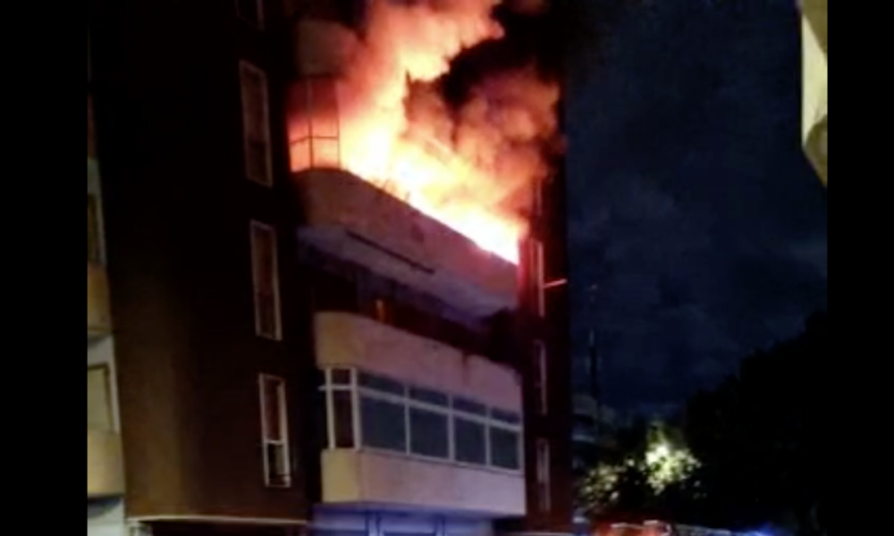Pomezia, devastante incendio nella notte: distrutto un appartamento, vigili del fuoco al lavoro per ore (VIDEO)