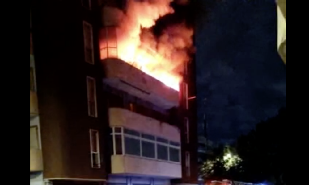 Pomezia, devastante incendio nella notte: distrutto un appartamento, vigili del fuoco al lavoro per ore (VIDEO) Pomezia, devastante incendio nella notte: distrutto un appartamento, vigili del fuoco al lavoro per ore (VIDEO)