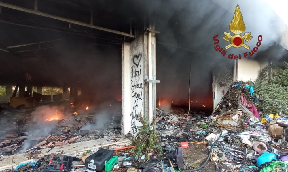 Roma, in fiamme uno stabile abbandonato a Torrevecchia: ennesima discarica abusiva a fuoco