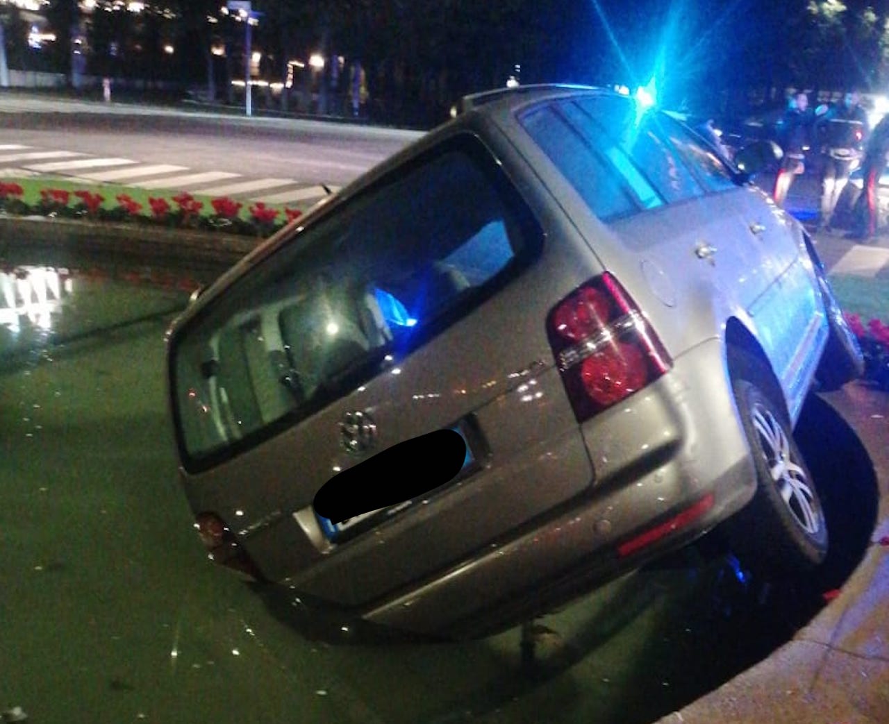 Finisce con l'auto nella fontana dell'Eur, vicino al Colosseo Quadrato