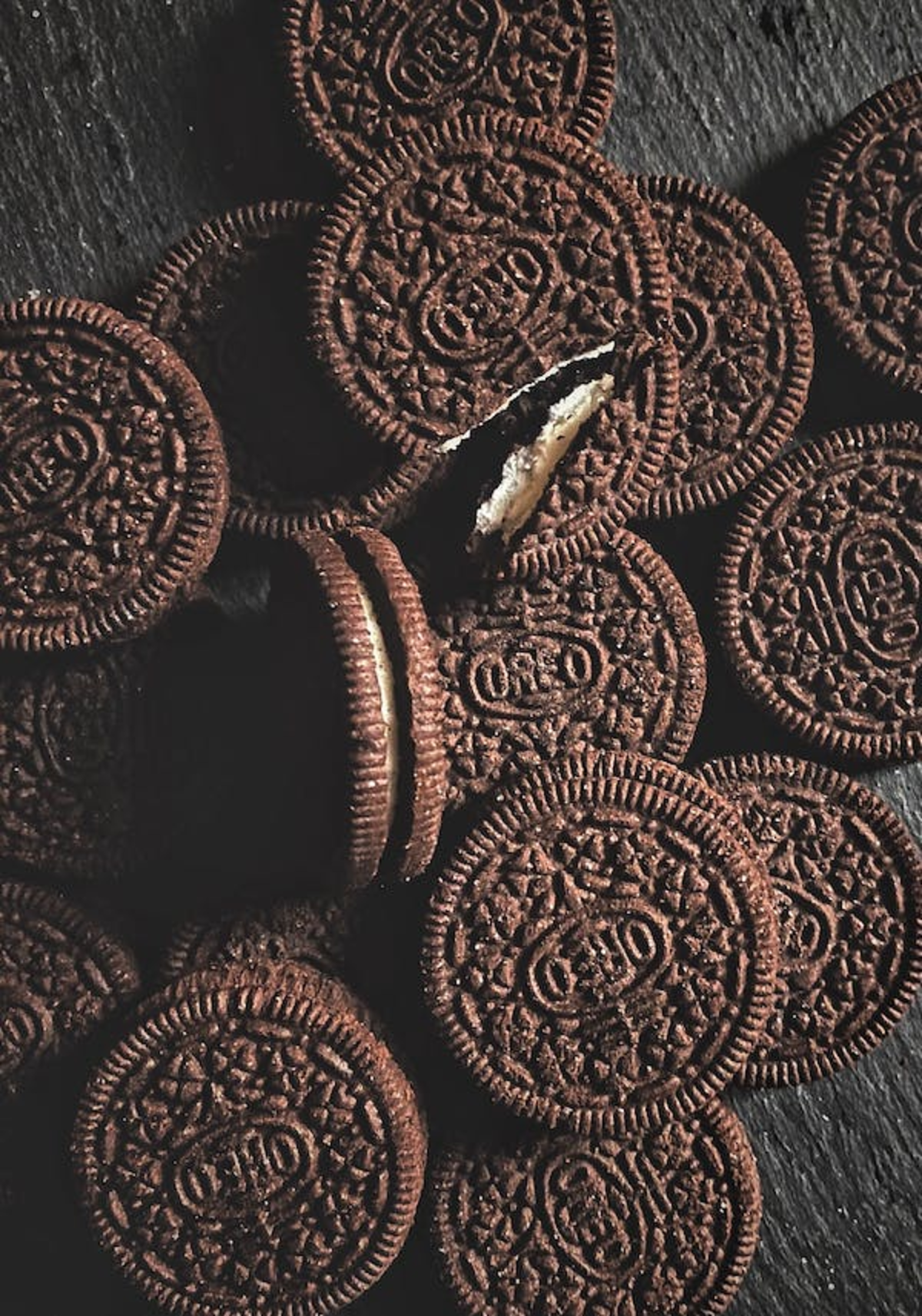 Ammoniaca nei biscotti Oreo per renderli più scuri. Dopo le accuse ecco che la replica dell'azienda non tarda ad arrivare.