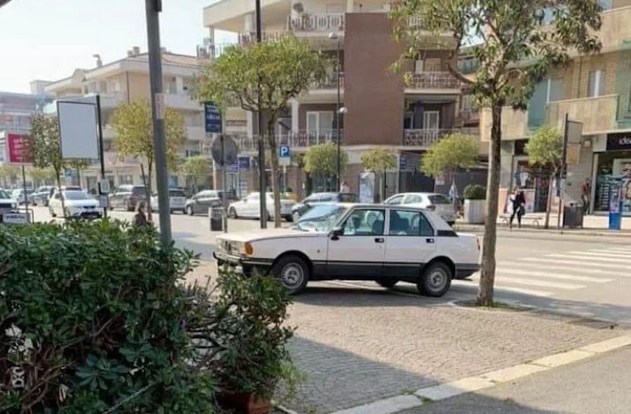 Auto parcheggiata marciapiede pomezia