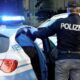 23enne aggredisce e rapina titolare di un negozio, arrestata dalla polizia