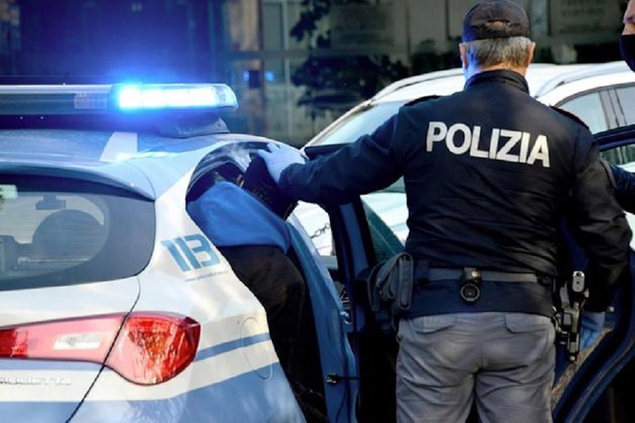 23enne aggredisce e rapina titolare di un negozio, arrestata dalla polizia