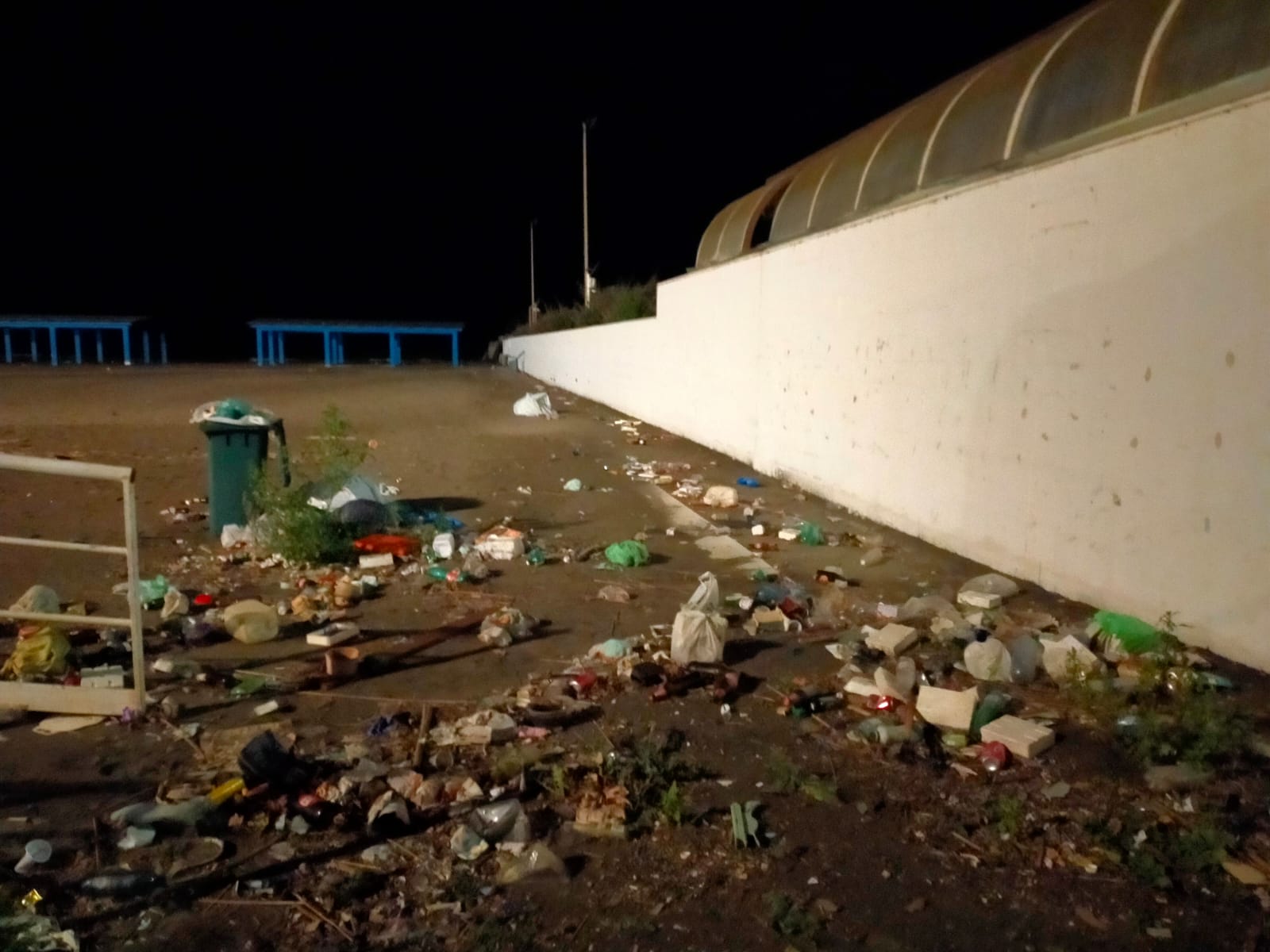 Spiaggia ostia rifiuti