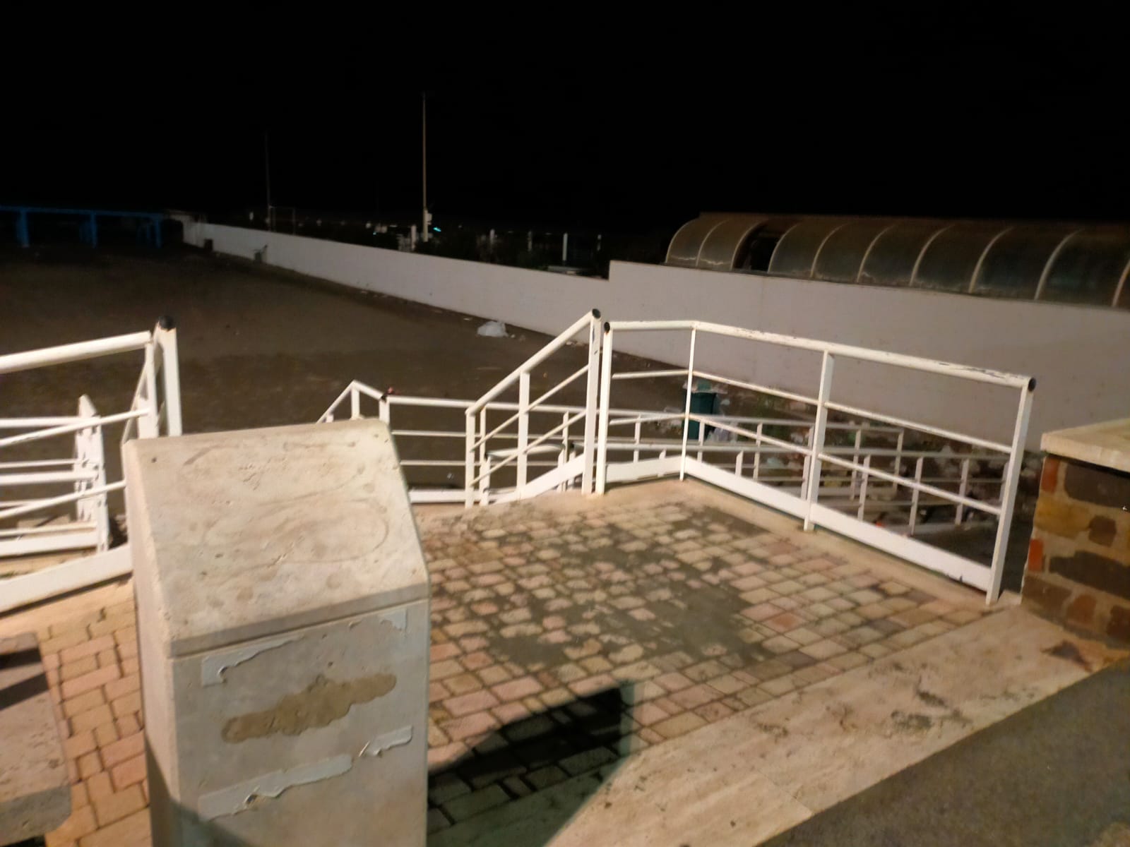 Spiaggia ostia rifiuti