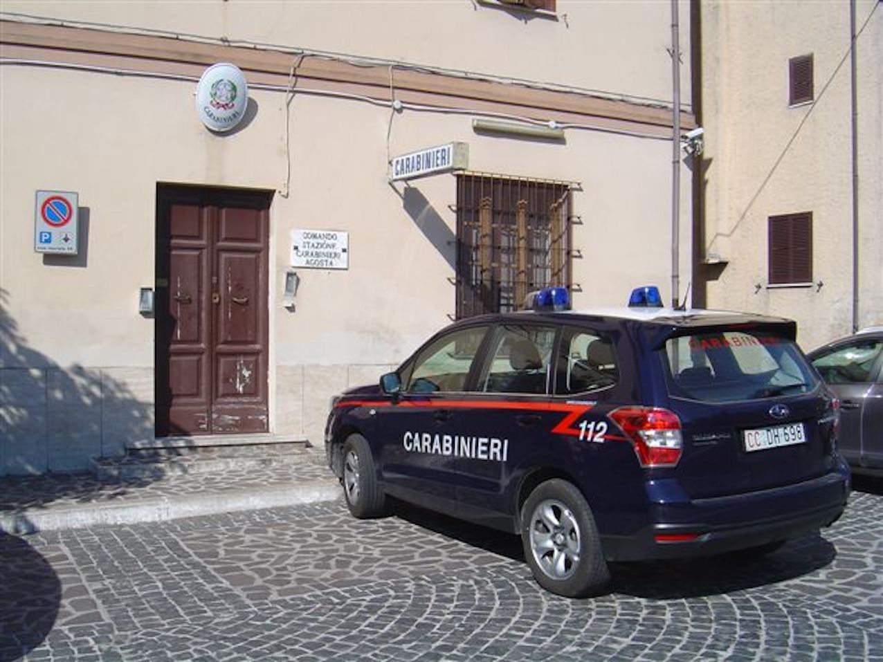 Donna sale sul tetto e rischia cade nel vuoto