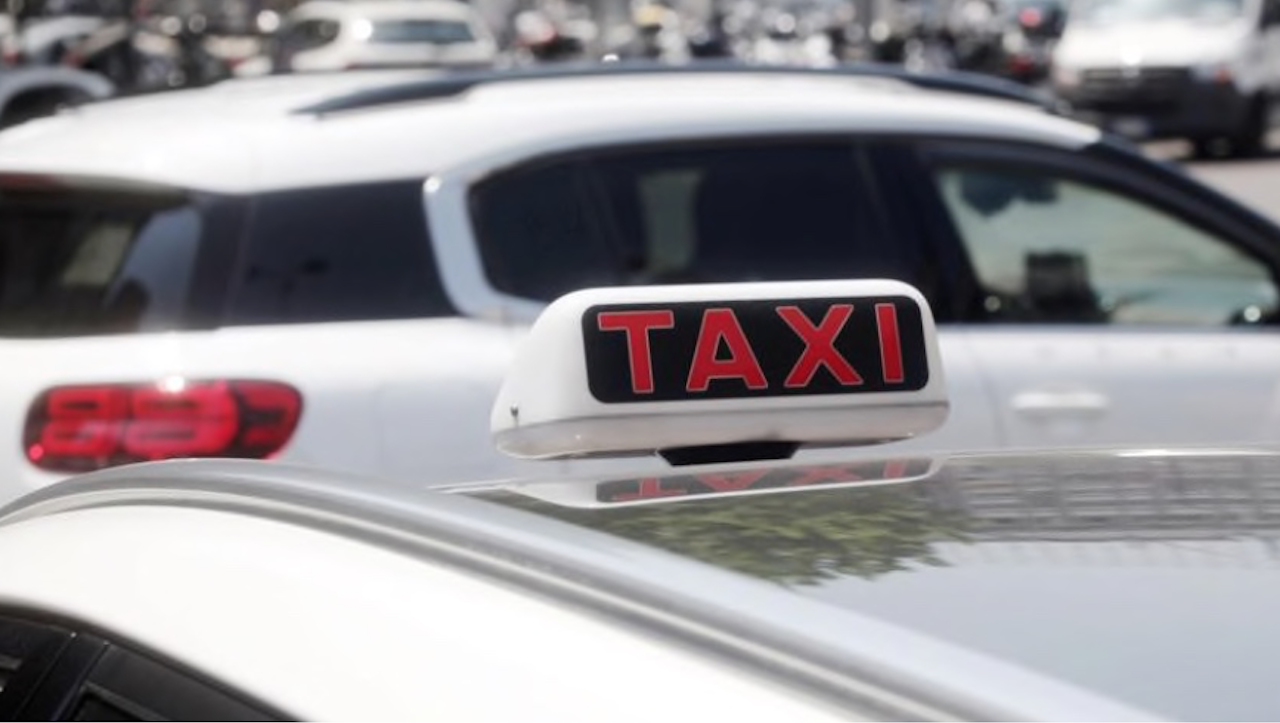 "Beccato" con la cocaina dai carabinieri un 19enne che alla loro vista ha provato a scappare su un taxi.