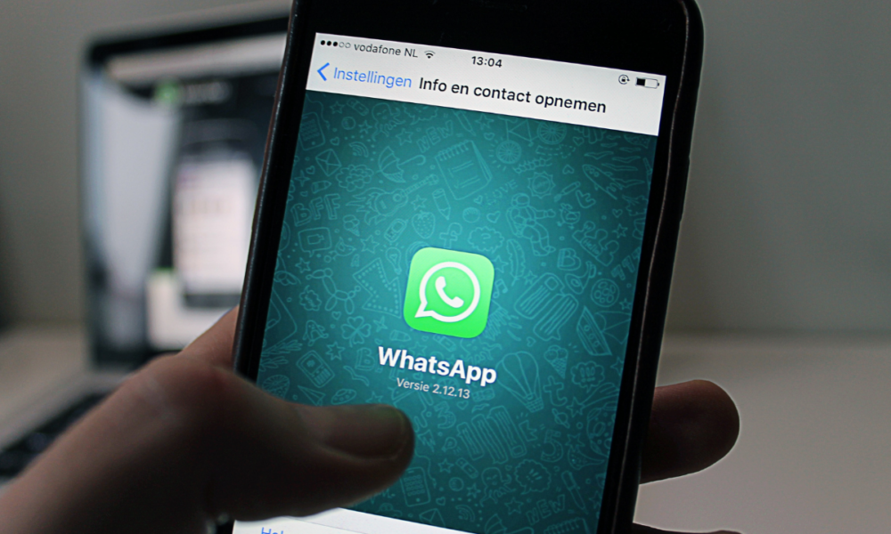 WhatsApp trucco con messaggio broadcast