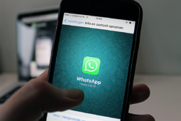 WhatsApp trucco con messaggio broadcast