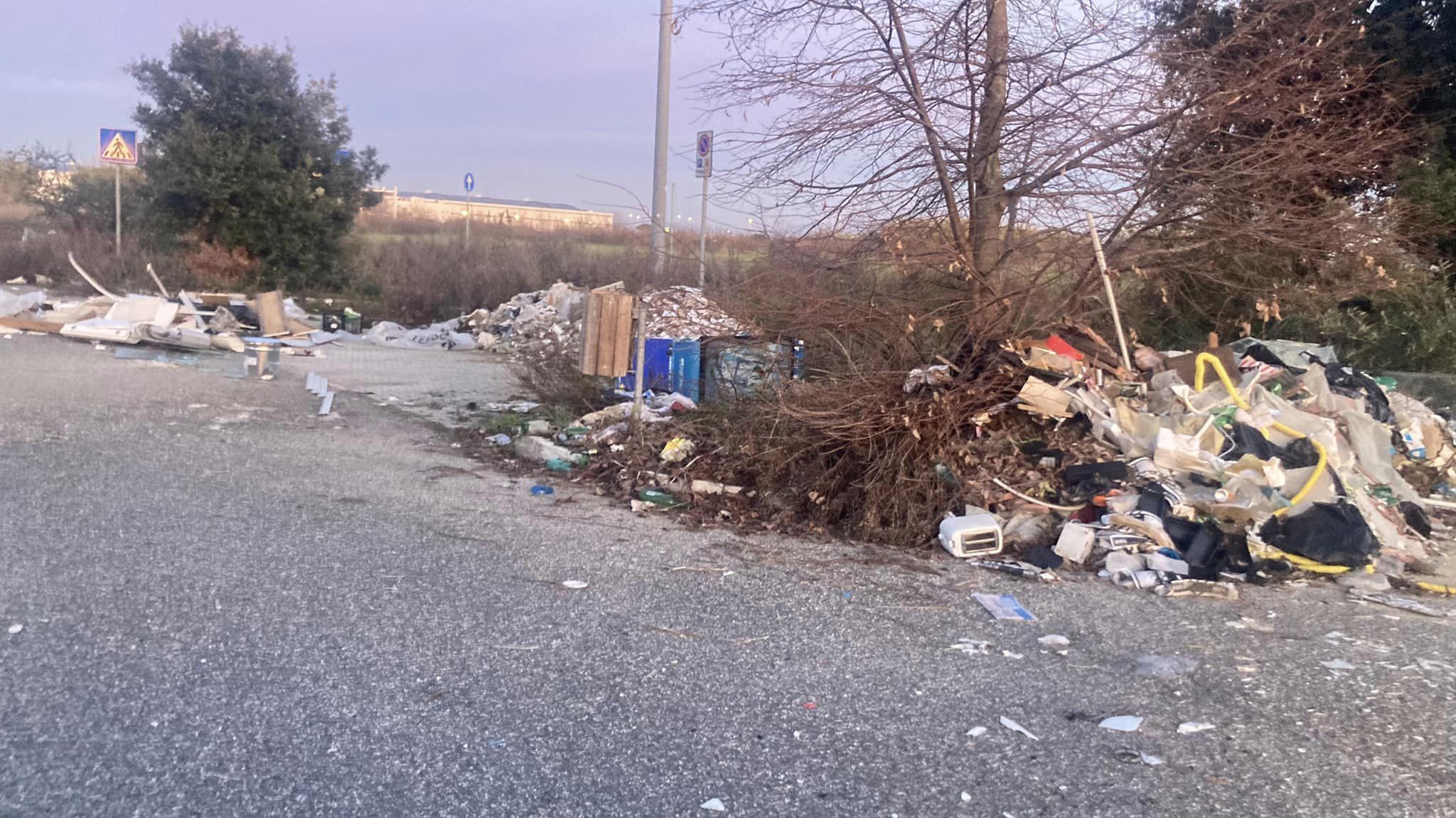 Rifiuti nel parcheggio di fronte alla caserma della polizia