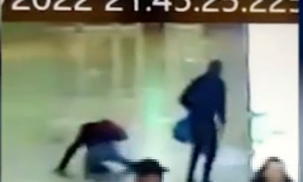 Il video dell'accoltellamento a Roma Termini