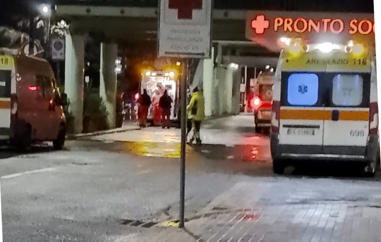 Ambulanza ferma al PS Roma