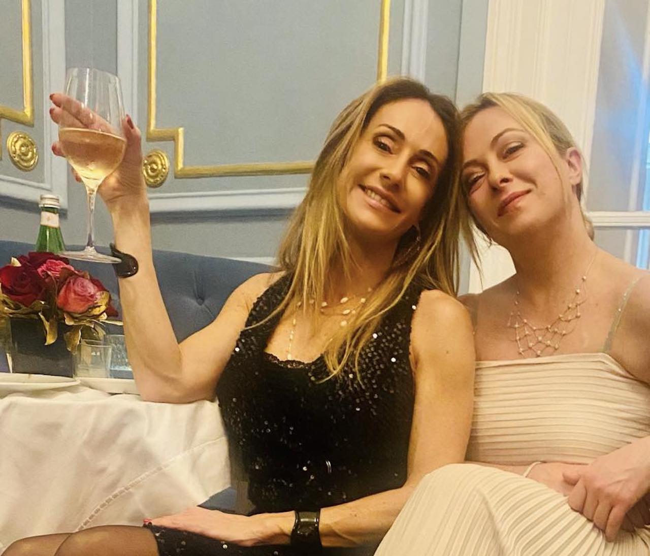 Arianna Meloni e Giorgia Meloni fanno gli auguri di buon anno