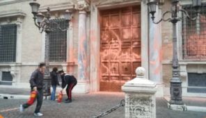 Roma, rilasciati i tre attivisti di Ultima Generazione che ieri hanno imbrattato con della vernice rossa Palazzo Madama.