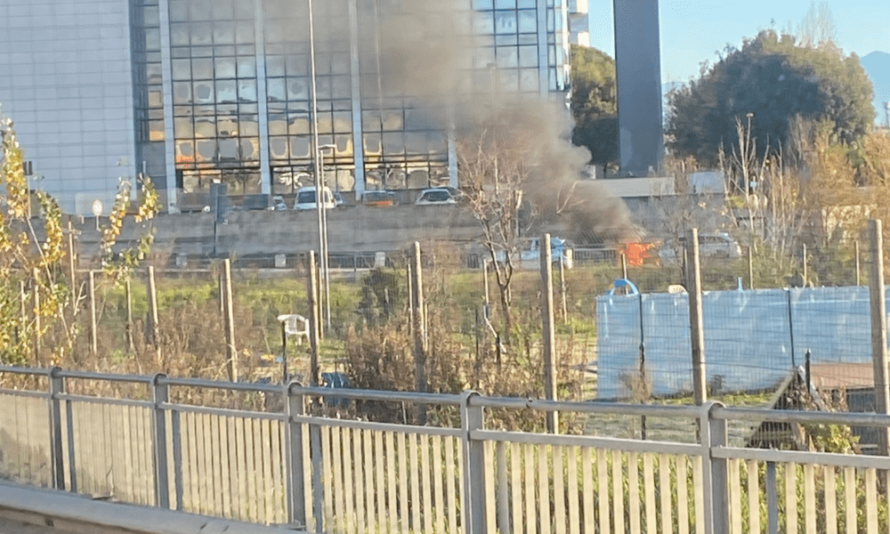 Auto in fiamme in via Settebagni