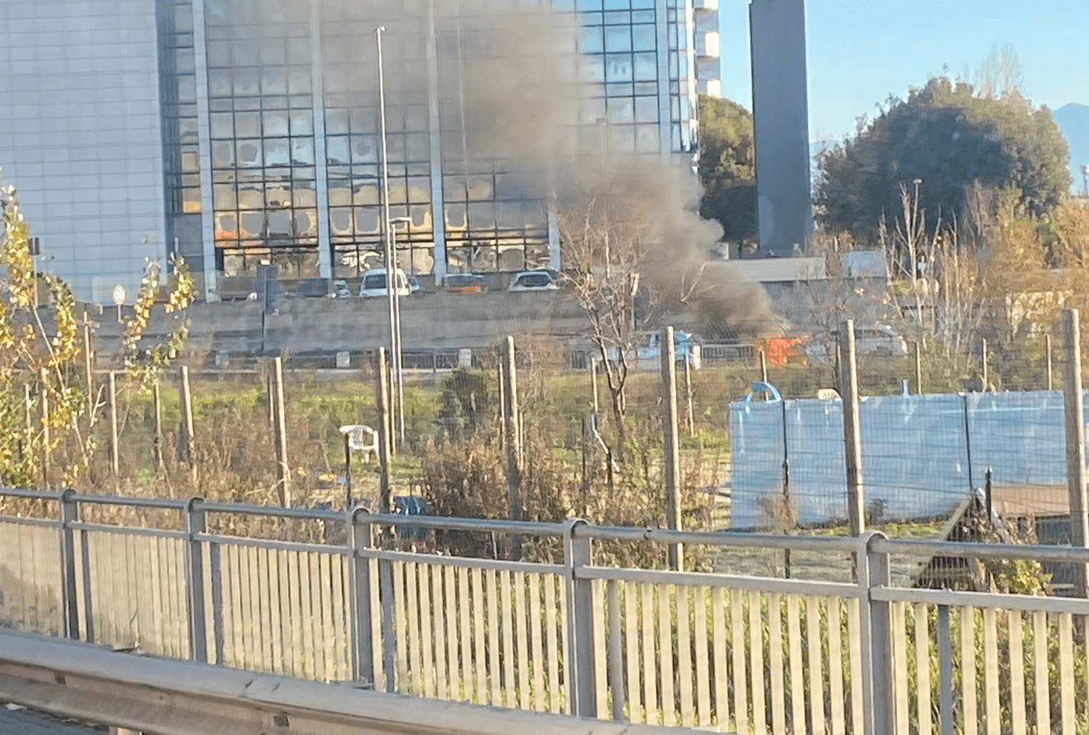 Auto in fiamme in via Settebagni
