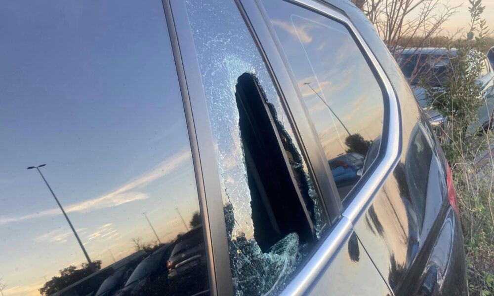 Roma, vandali in azione a Piazza Bologna: danneggiate almeno 15 auto Roma, vandali in azione a Piazza Bologna: danneggiate almeno 15 auto