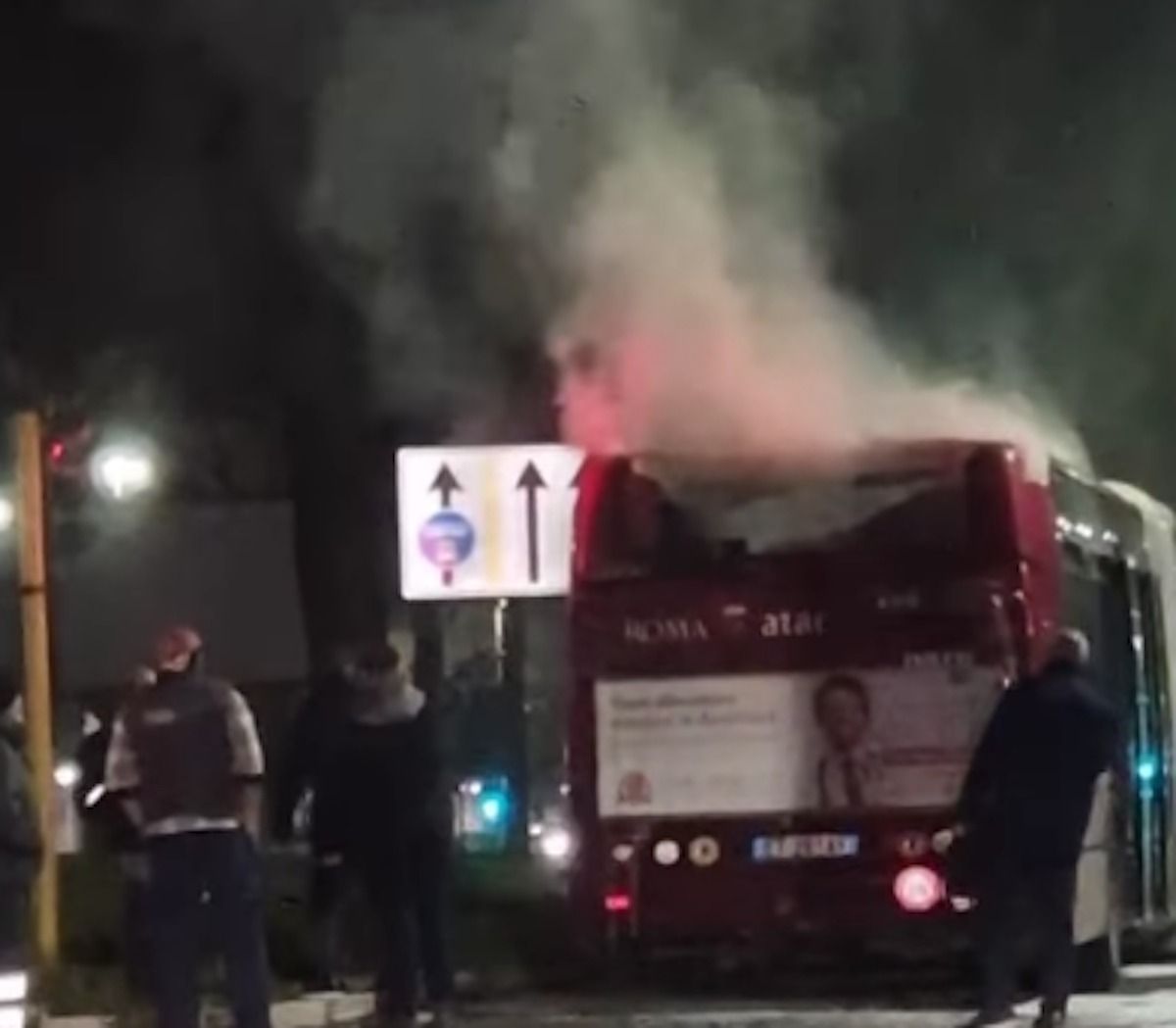 Roma, autobus in fiamme sulla Togliatti. Densa colonna di fumo nero fuoriesce dal mezzo, paura per i passeggeri.