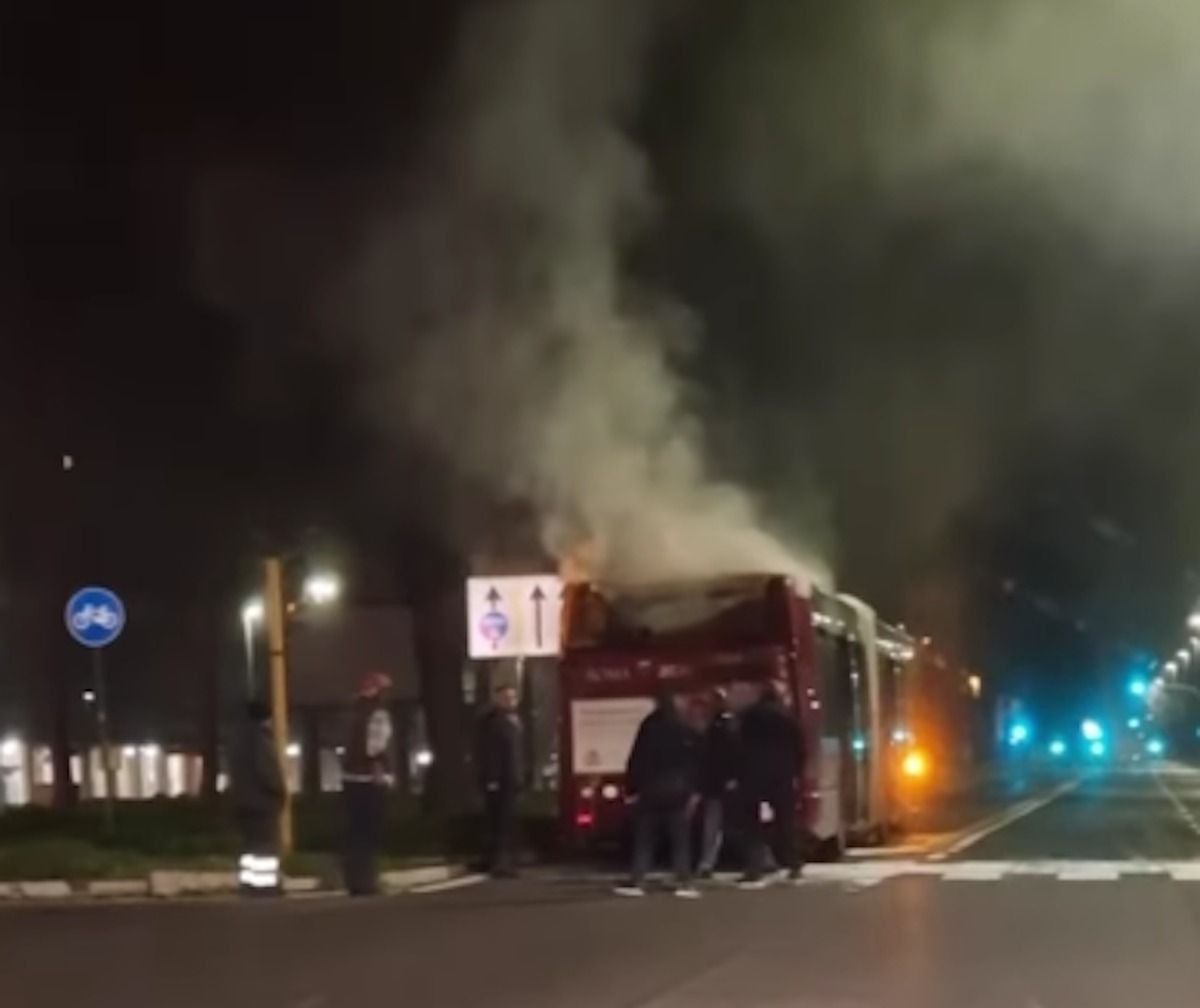 Roma, autobus in fiamme sulla Togliatti. Densa colonna di fumo nero fuoriesce dal mezzo, paura per i passeggeri.
