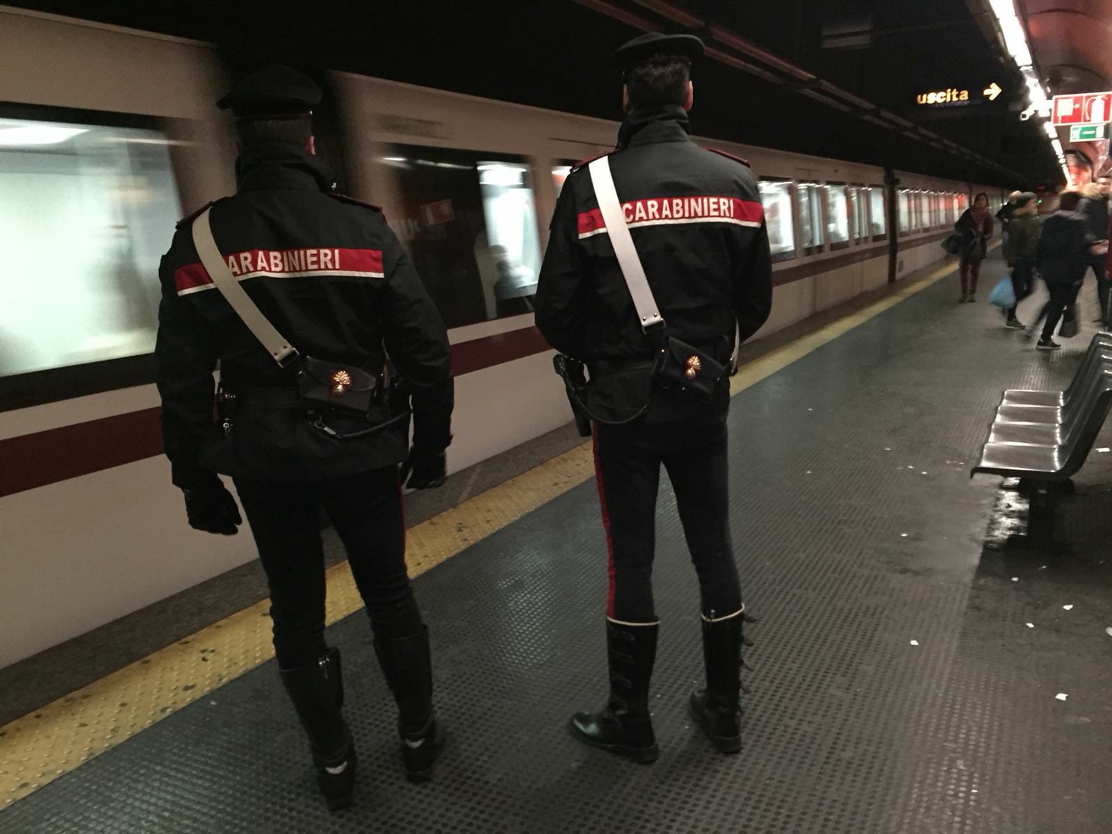 Carabinieri contro i borseggi nella metro a Roma