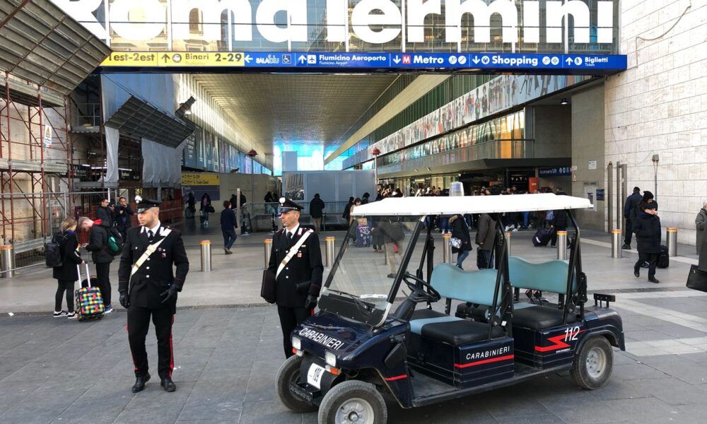 I controlli dei carabinieri alla stazione Termini