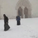Frati che giocano con la neve nella Basilica di Assisi